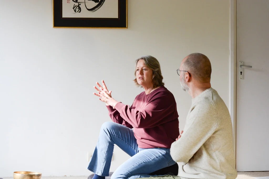Voor en na de les zenmeditatie is er altijd even tijd om dingen te bespreken.